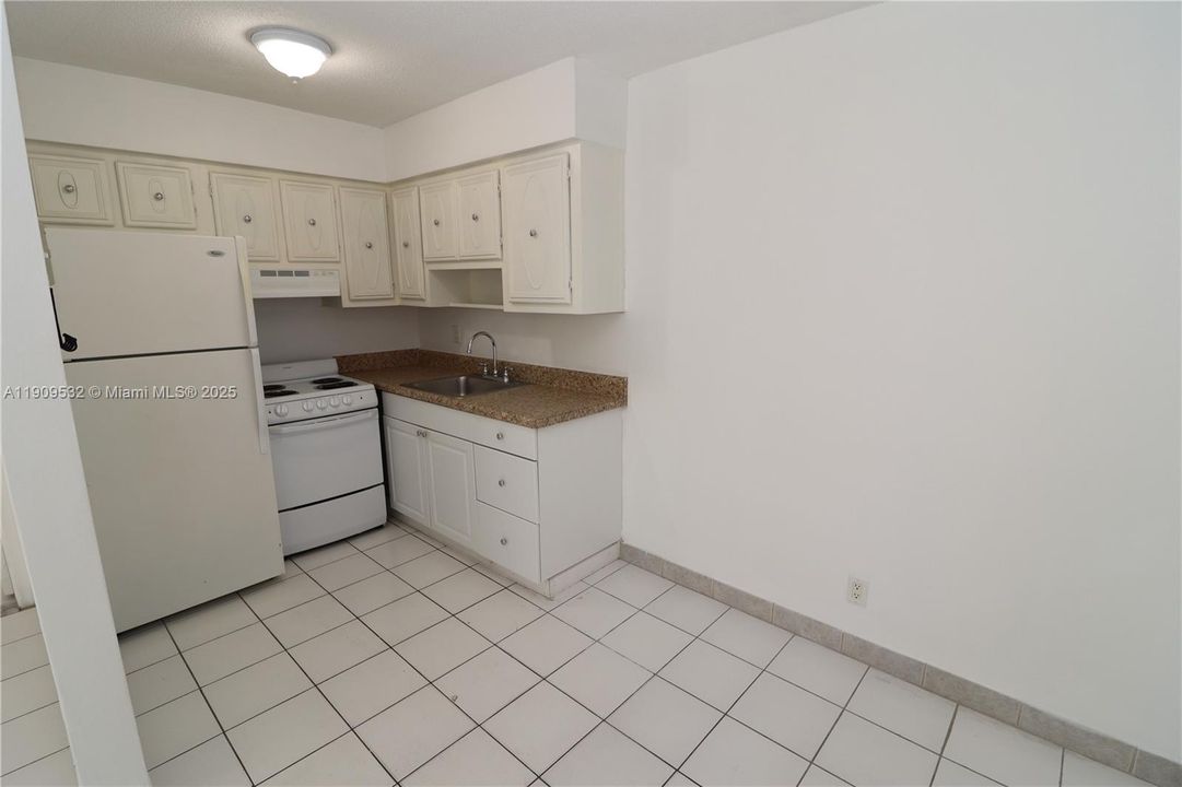 合同活跃: $1,400 (1 贝兹, 1 浴室, 700 平方英尺)