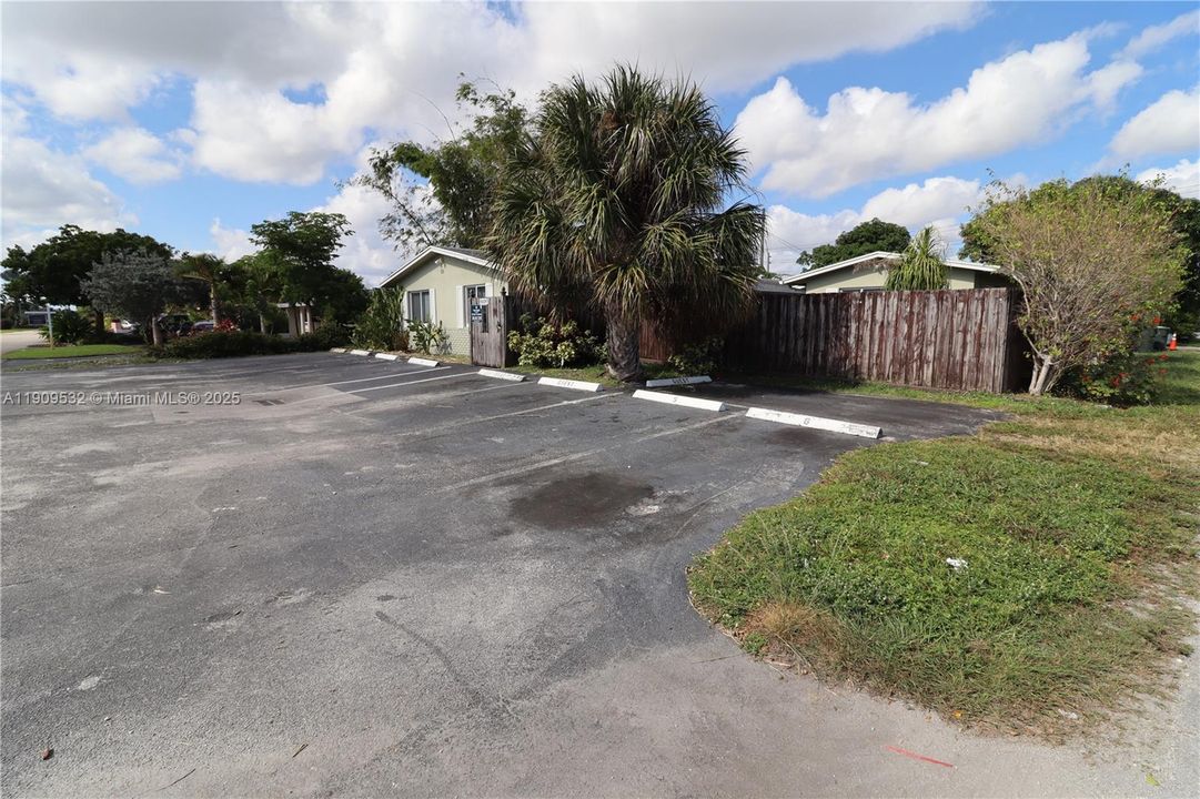 合同活跃: $1,400 (1 贝兹, 1 浴室, 700 平方英尺)