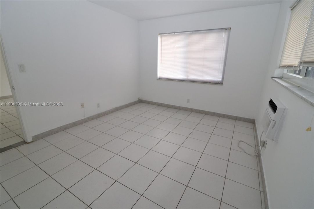 合同活跃: $1,400 (1 贝兹, 1 浴室, 700 平方英尺)