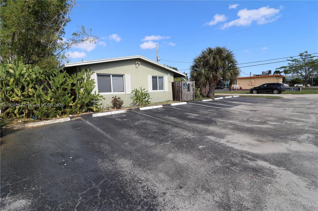 合同活跃: $1,400 (1 贝兹, 1 浴室, 700 平方英尺)