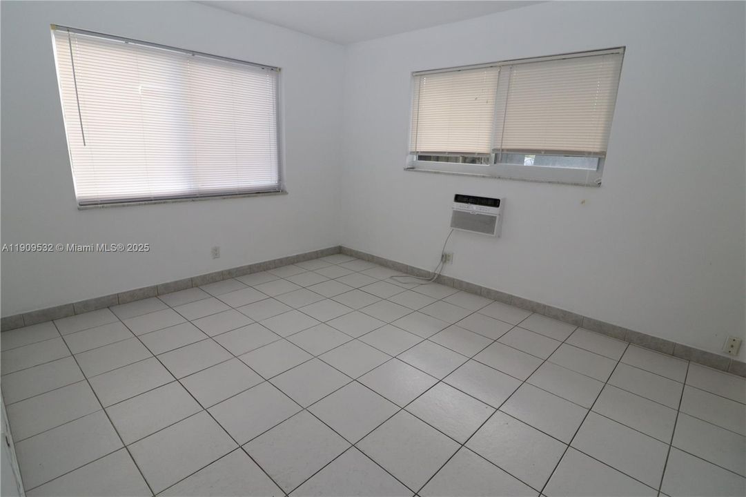 合同活跃: $1,400 (1 贝兹, 1 浴室, 700 平方英尺)