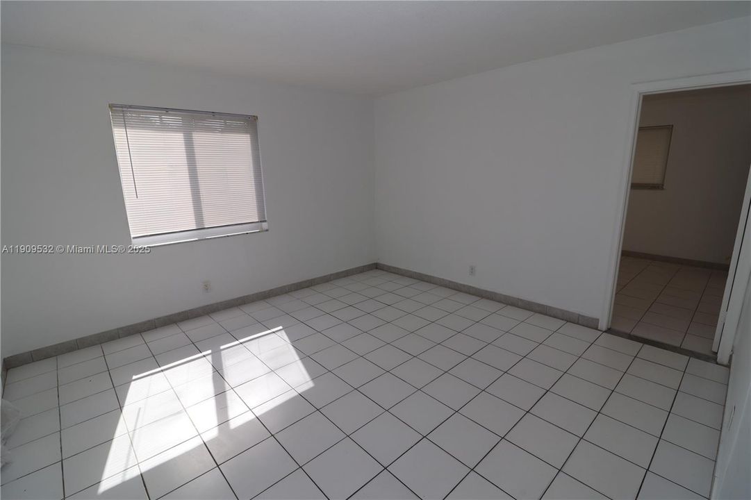 合同活跃: $1,400 (1 贝兹, 1 浴室, 700 平方英尺)