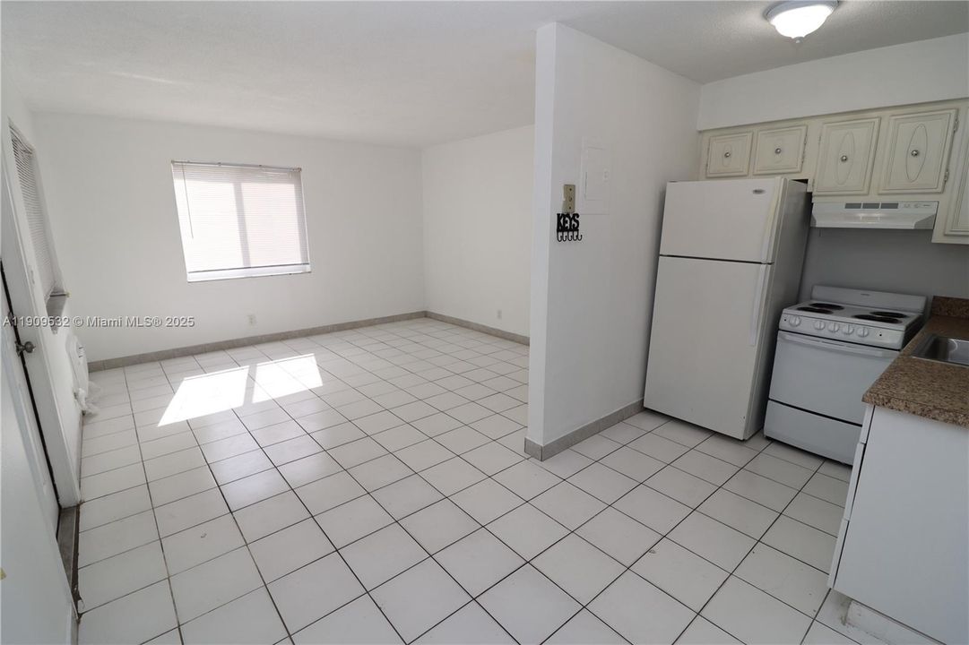 合同活跃: $1,400 (1 贝兹, 1 浴室, 700 平方英尺)