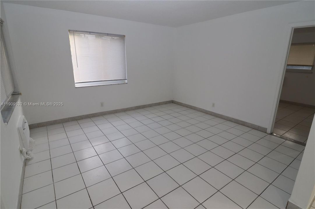 合同活跃: $1,400 (1 贝兹, 1 浴室, 700 平方英尺)