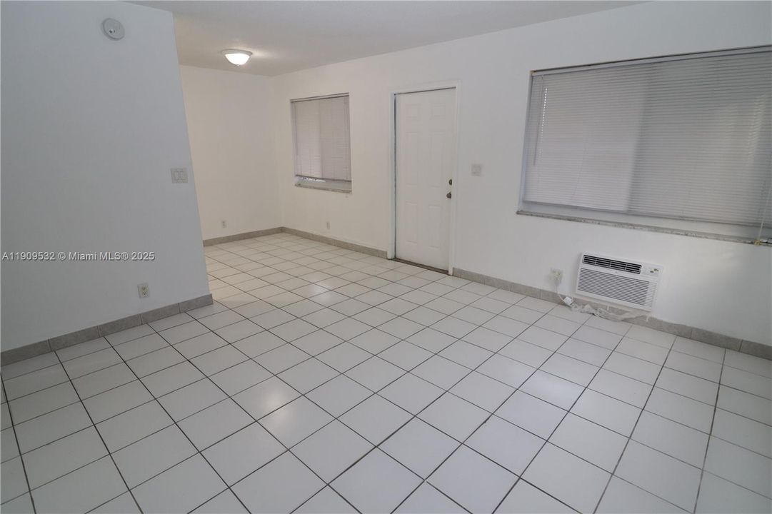 合同活跃: $1,400 (1 贝兹, 1 浴室, 700 平方英尺)