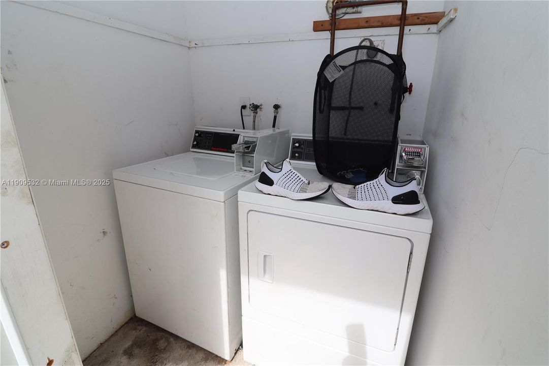 合同活跃: $1,400 (1 贝兹, 1 浴室, 700 平方英尺)