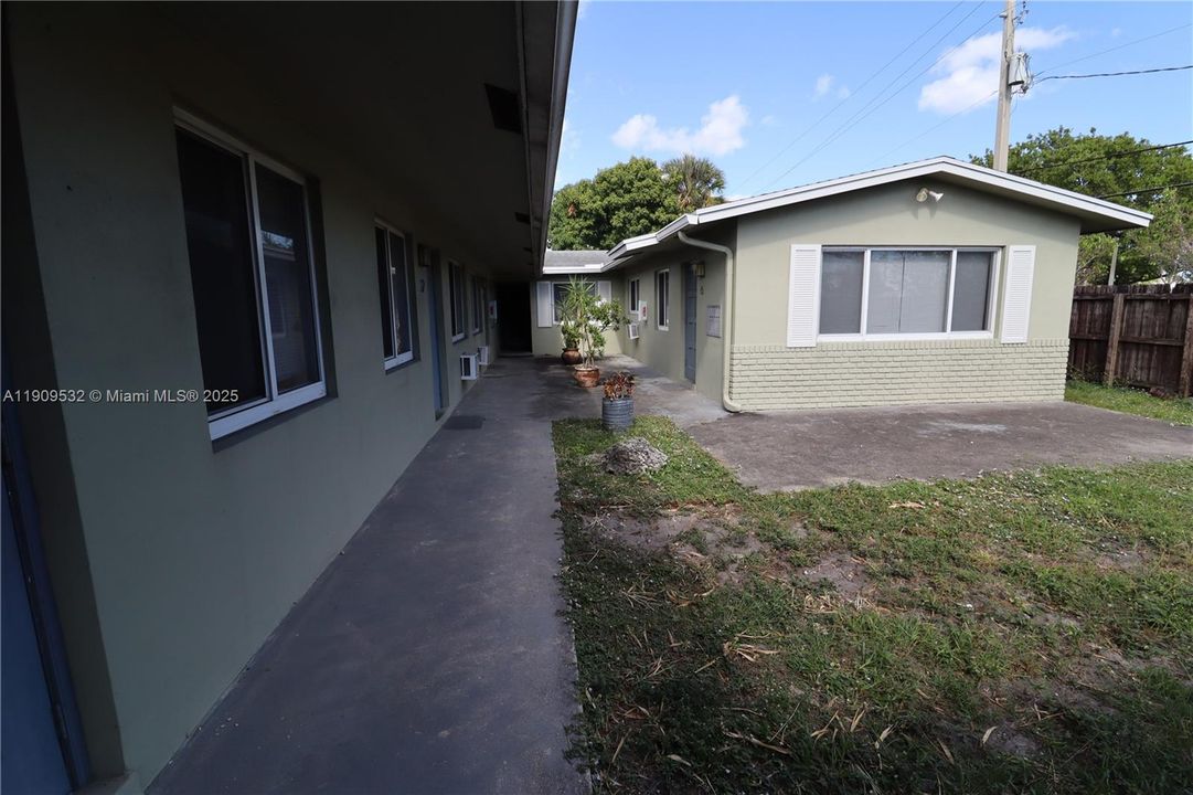 合同活跃: $1,400 (1 贝兹, 1 浴室, 700 平方英尺)