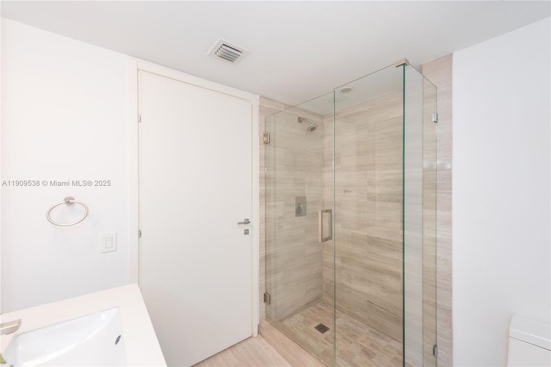 Recently Rented: $5,950 (2 beds, 2 baths, 1076 Square Feet)