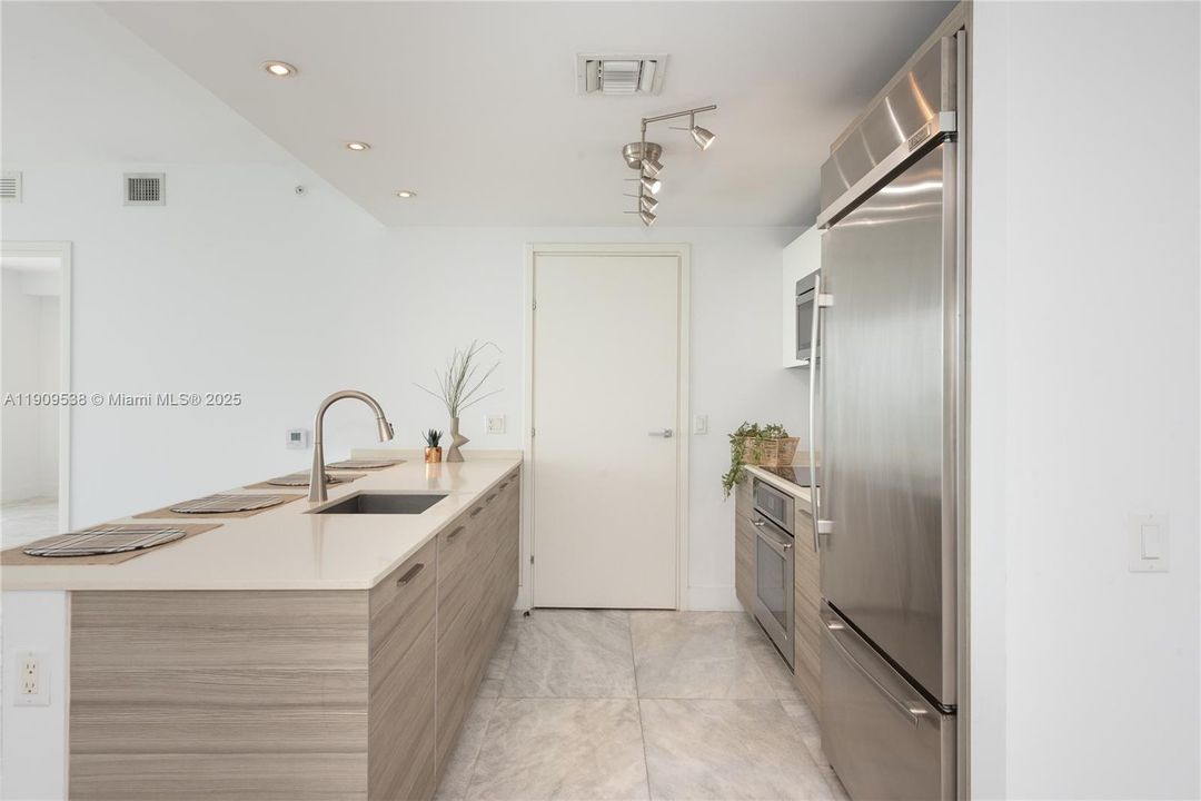 Recently Rented: $5,950 (2 beds, 2 baths, 1076 Square Feet)