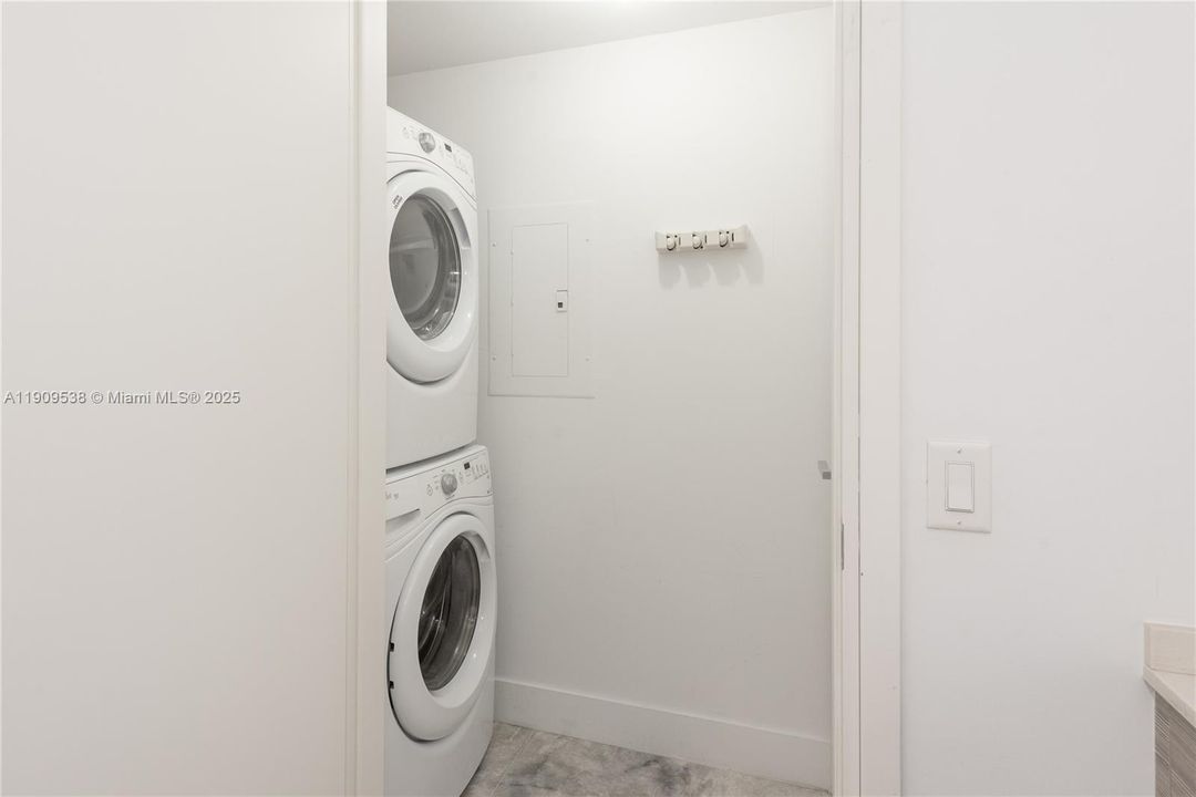 Recently Rented: $5,950 (2 beds, 2 baths, 1076 Square Feet)