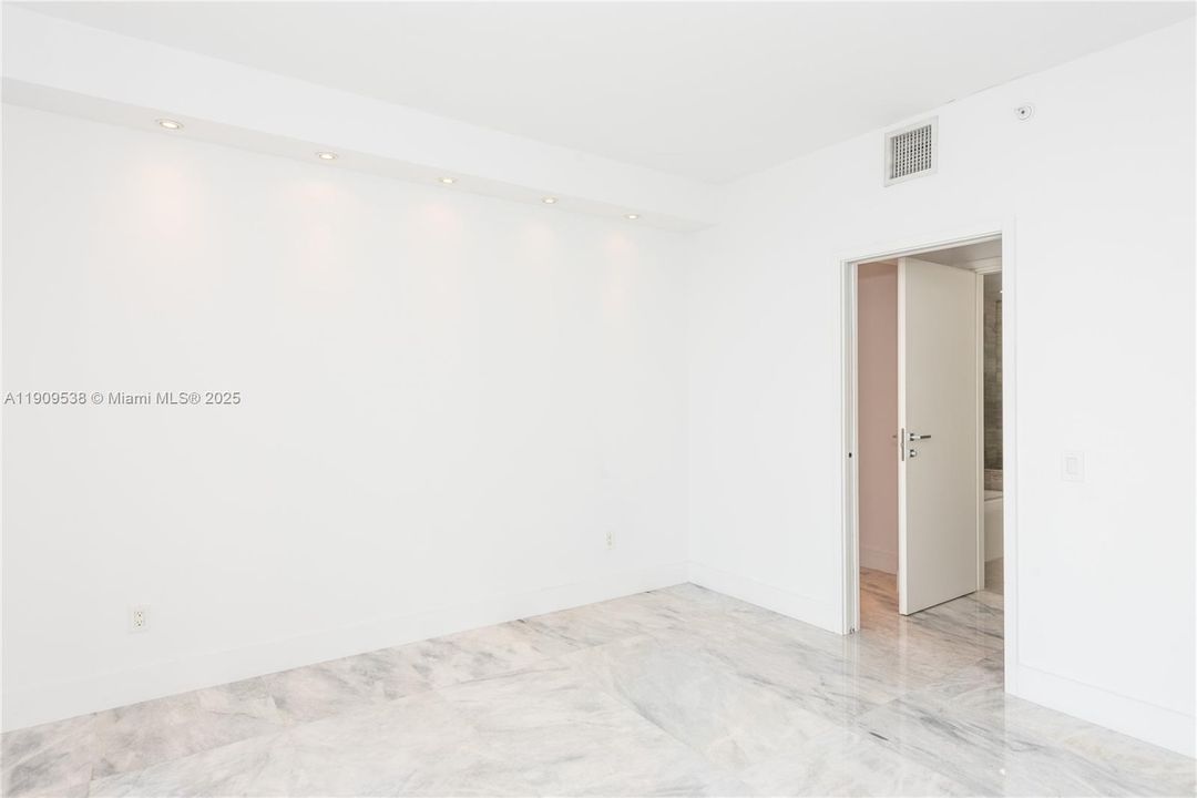 Recently Rented: $5,950 (2 beds, 2 baths, 1076 Square Feet)