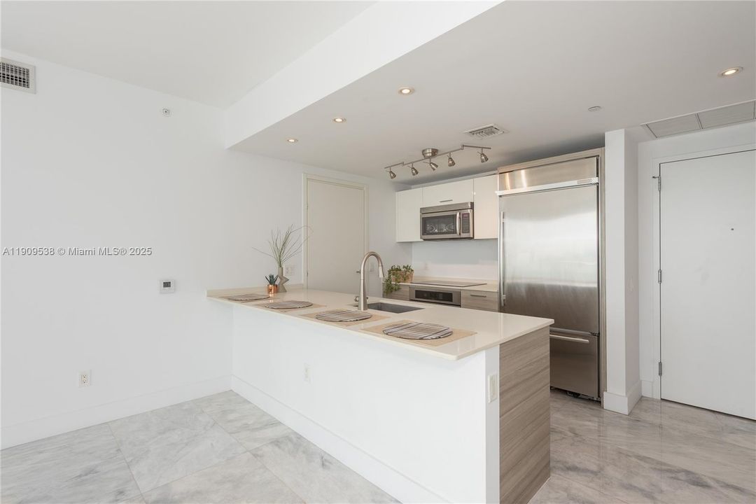 Recently Rented: $5,950 (2 beds, 2 baths, 1076 Square Feet)