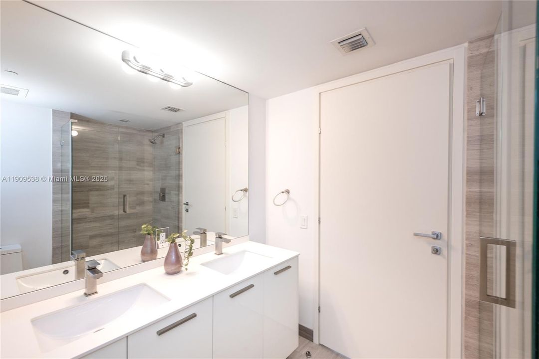 Recently Rented: $5,950 (2 beds, 2 baths, 1076 Square Feet)