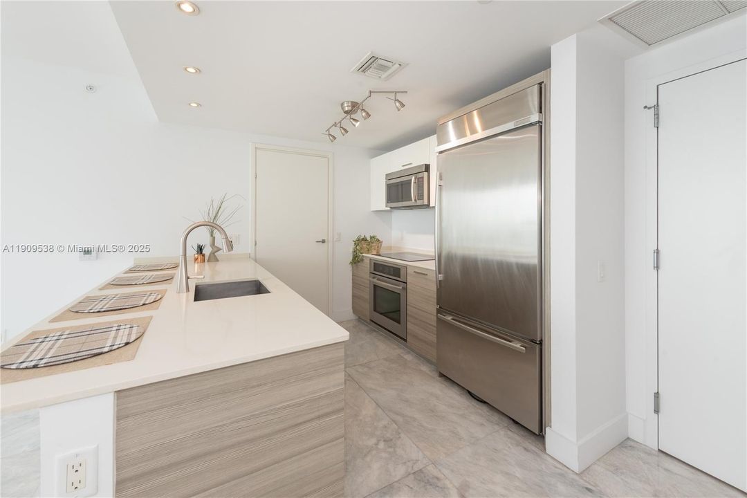 Recently Rented: $5,950 (2 beds, 2 baths, 1076 Square Feet)