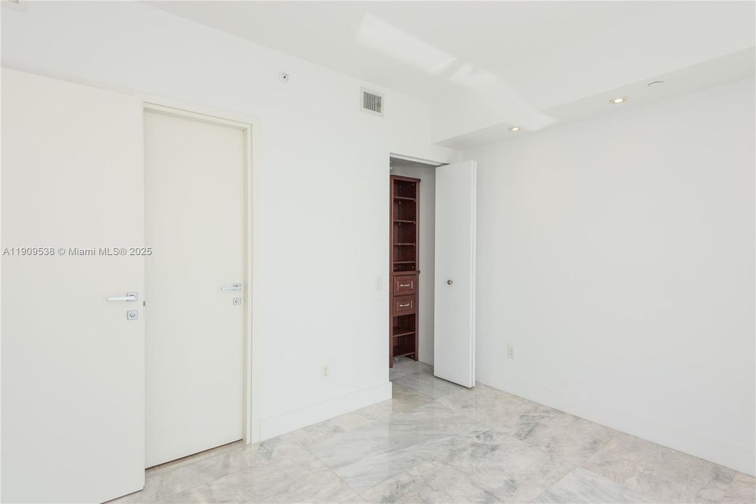 Recently Rented: $5,950 (2 beds, 2 baths, 1076 Square Feet)