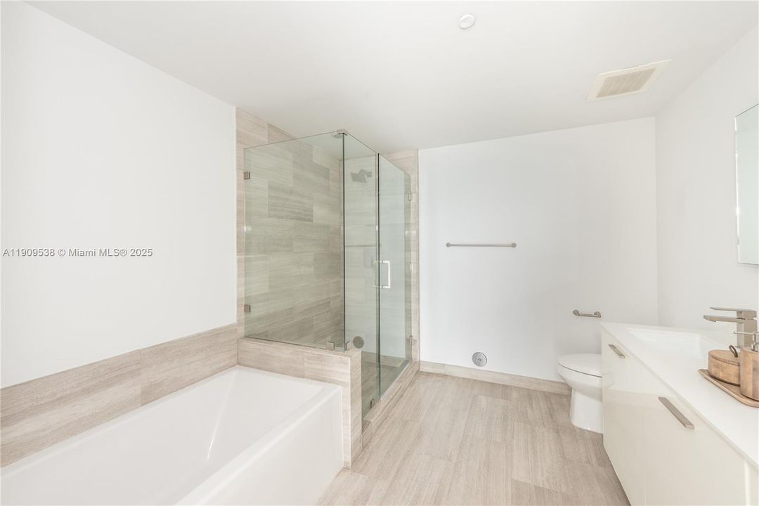 Recently Rented: $5,950 (2 beds, 2 baths, 1076 Square Feet)