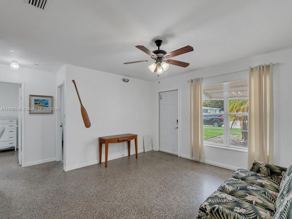 В аренду: $1,950 (3 спален, 1 ванн, 910 Квадратных фут)