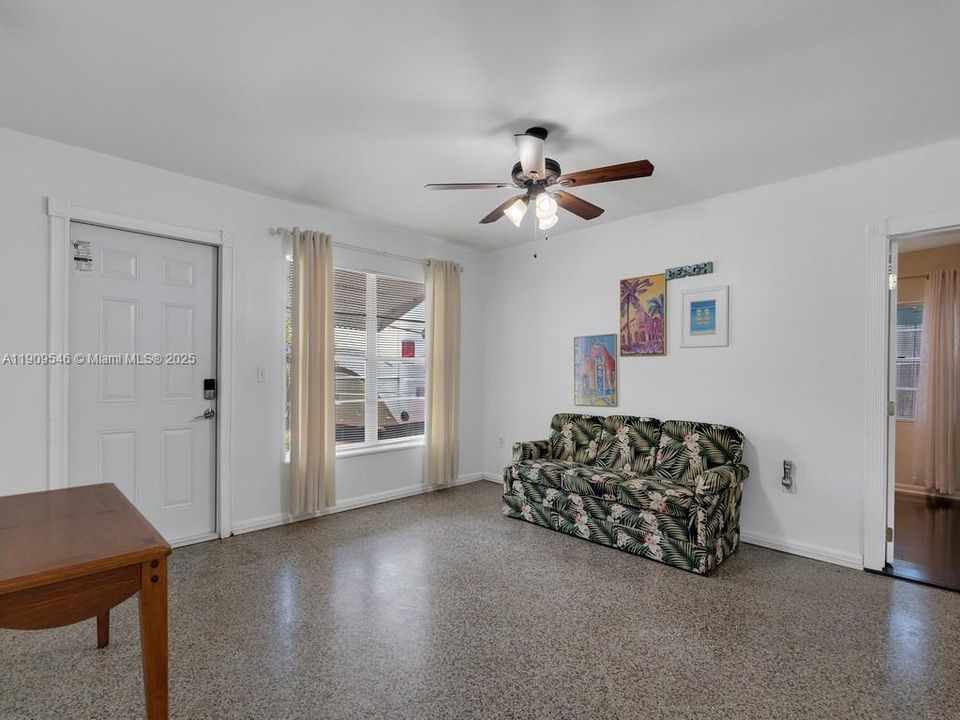 В аренду: $1,950 (3 спален, 1 ванн, 910 Квадратных фут)