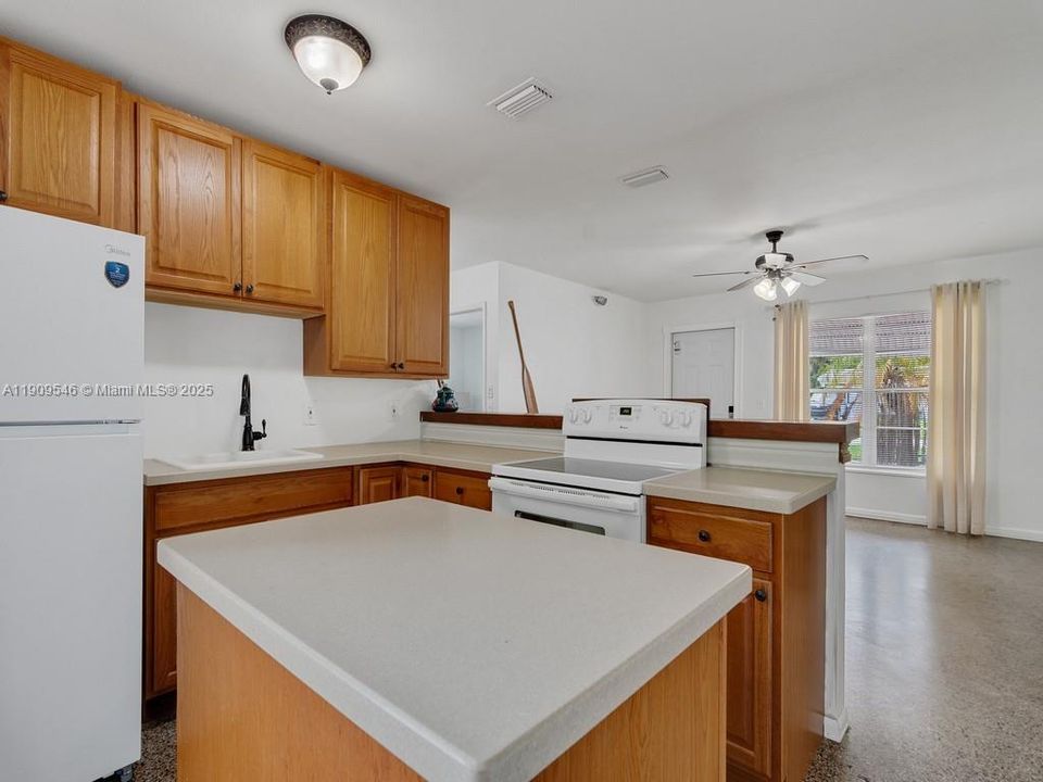 В аренду: $1,950 (3 спален, 1 ванн, 910 Квадратных фут)