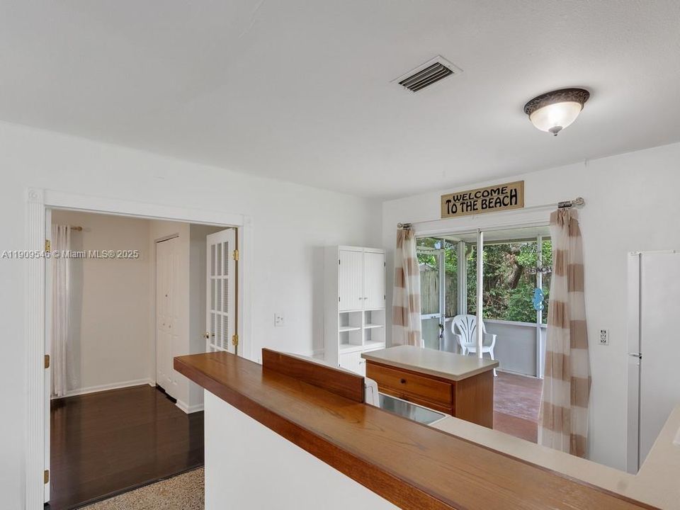 В аренду: $1,950 (3 спален, 1 ванн, 910 Квадратных фут)