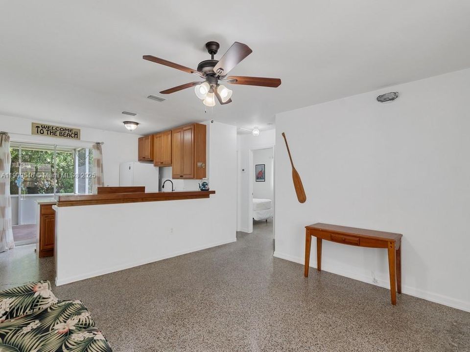 В аренду: $1,950 (3 спален, 1 ванн, 910 Квадратных фут)