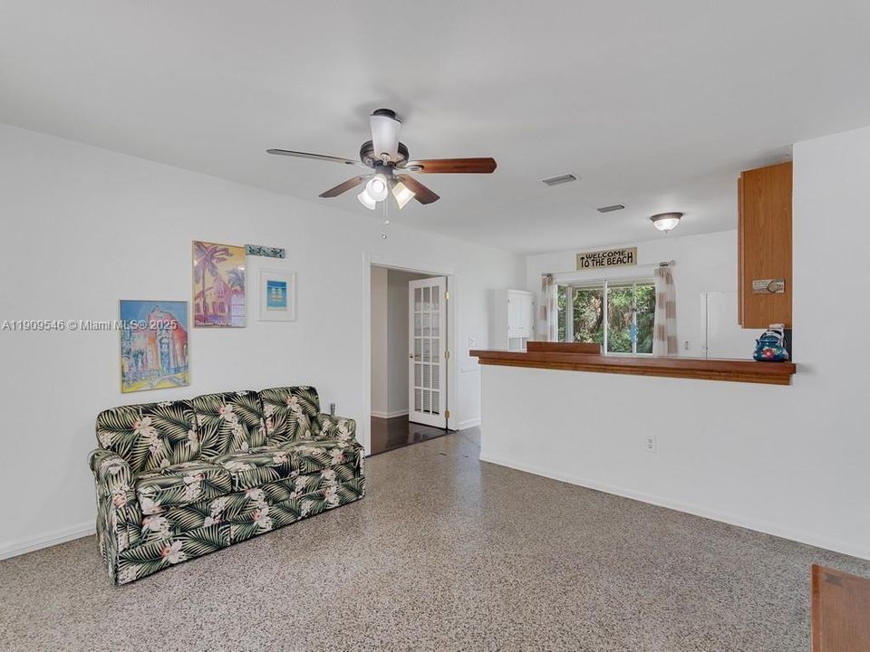 В аренду: $1,950 (3 спален, 1 ванн, 910 Квадратных фут)