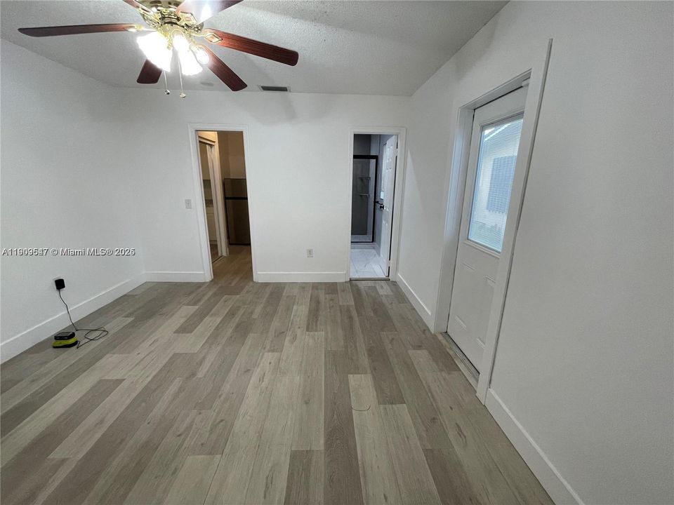For Rent: $1,575 (1 beds, 1 baths, 1600 Square Feet)