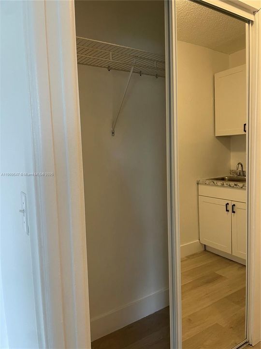 For Rent: $1,575 (1 beds, 1 baths, 1600 Square Feet)