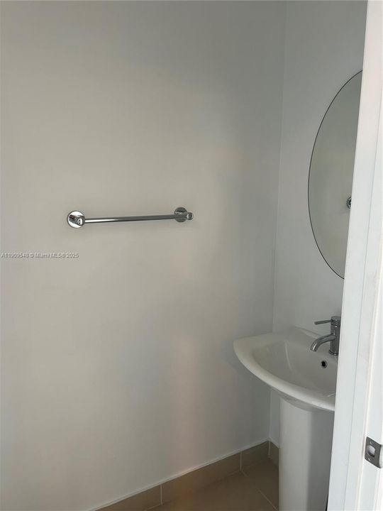 Active With Contract: $2,500 (1 beds, 1 baths, 780 Square Feet)