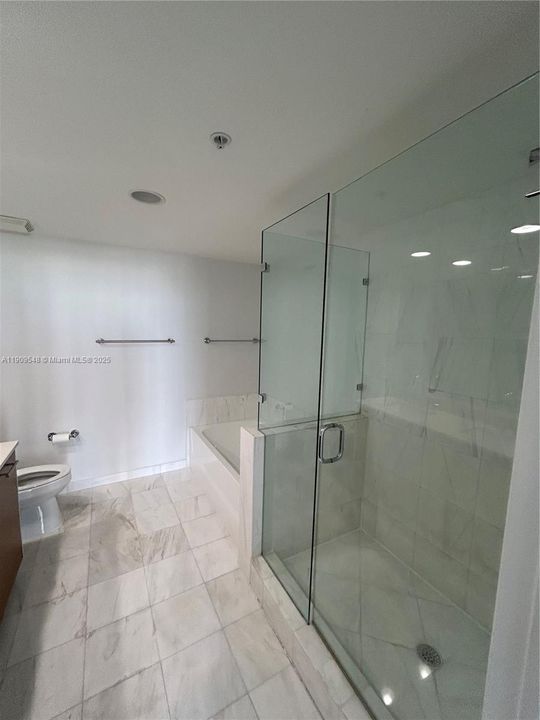 Active With Contract: $2,500 (1 beds, 1 baths, 780 Square Feet)