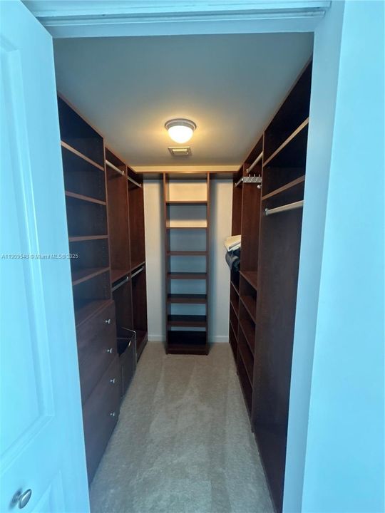 Active With Contract: $2,500 (1 beds, 1 baths, 780 Square Feet)