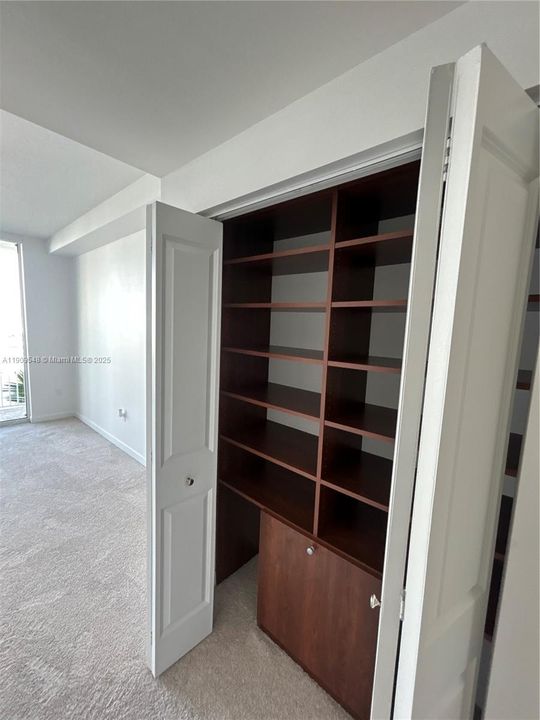 Active With Contract: $2,500 (1 beds, 1 baths, 780 Square Feet)