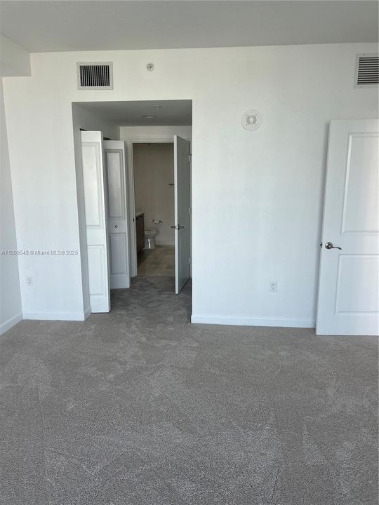Active With Contract: $2,500 (1 beds, 1 baths, 780 Square Feet)