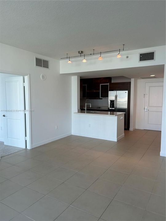 Active With Contract: $2,500 (1 beds, 1 baths, 780 Square Feet)