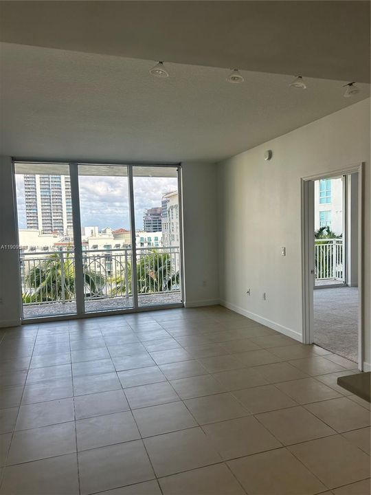 Active With Contract: $2,500 (1 beds, 1 baths, 780 Square Feet)