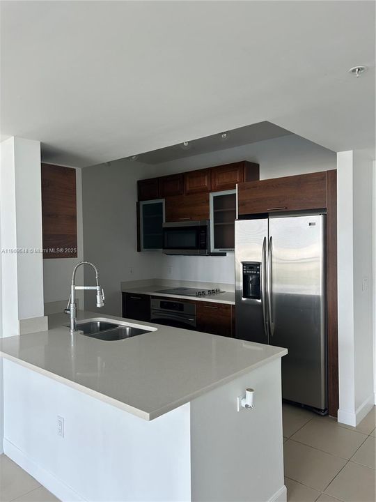 Active With Contract: $2,500 (1 beds, 1 baths, 780 Square Feet)