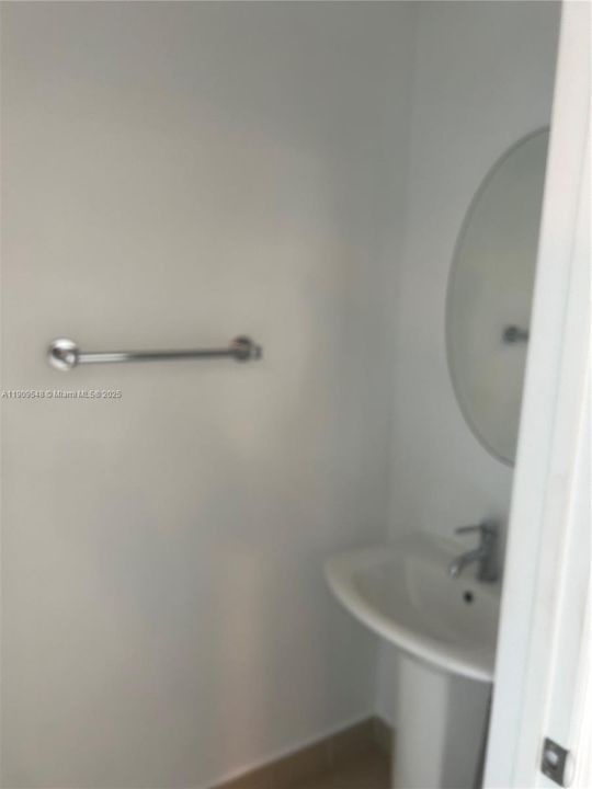 Active With Contract: $2,500 (1 beds, 1 baths, 780 Square Feet)