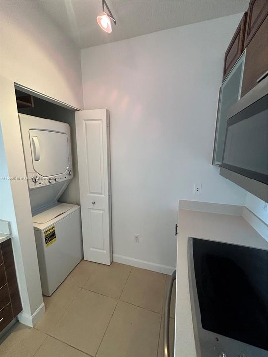 Active With Contract: $2,500 (1 beds, 1 baths, 780 Square Feet)