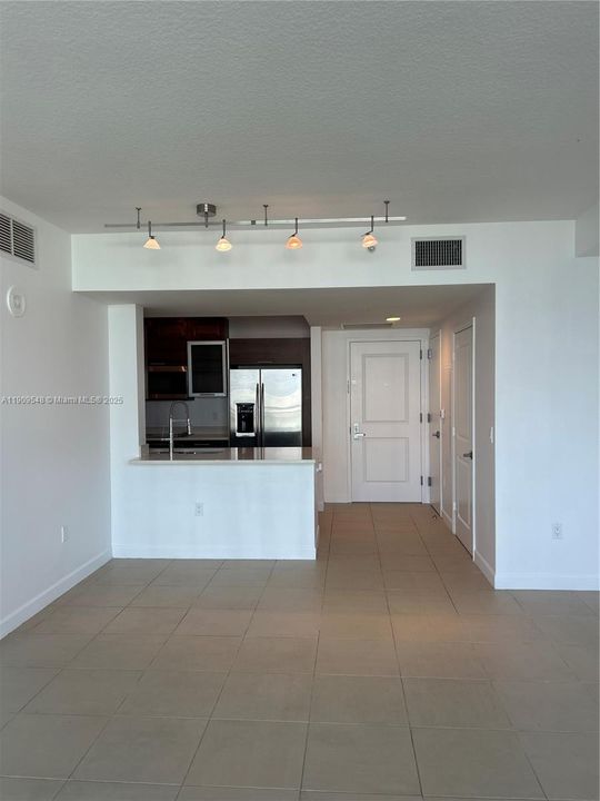 Active With Contract: $2,500 (1 beds, 1 baths, 780 Square Feet)