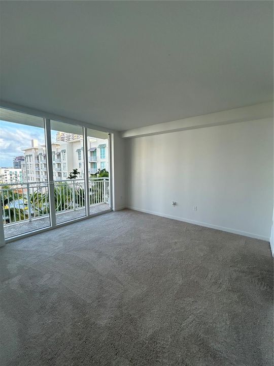 Active With Contract: $2,500 (1 beds, 1 baths, 780 Square Feet)