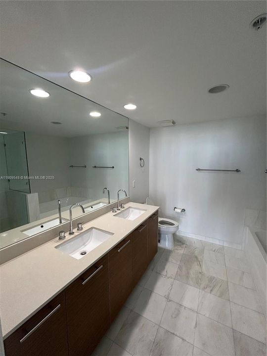 Active With Contract: $2,500 (1 beds, 1 baths, 780 Square Feet)