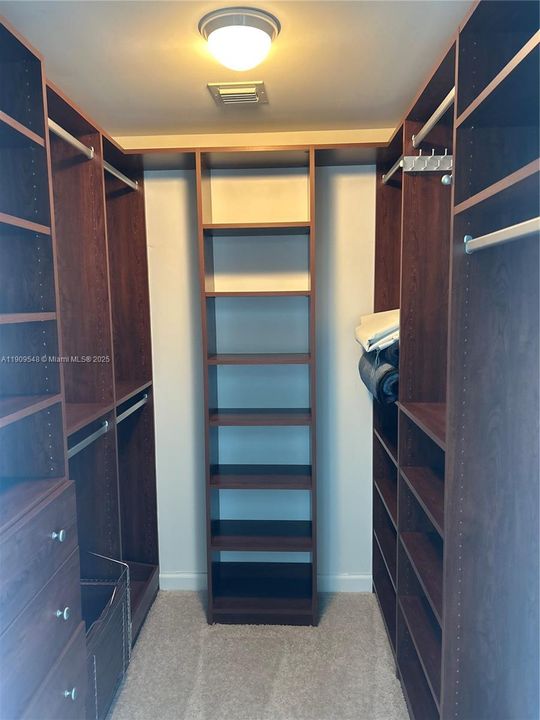 Active With Contract: $2,500 (1 beds, 1 baths, 780 Square Feet)