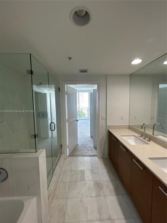 Active With Contract: $2,500 (1 beds, 1 baths, 780 Square Feet)