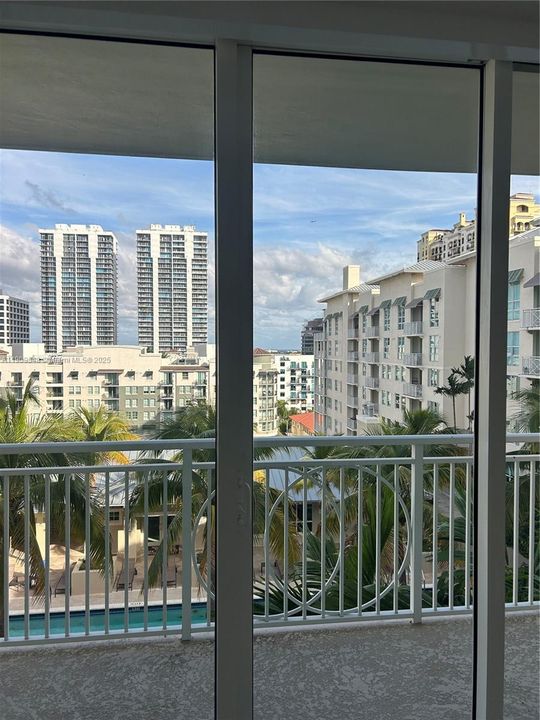 Active With Contract: $2,500 (1 beds, 1 baths, 780 Square Feet)