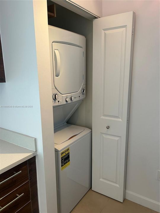 Active With Contract: $2,500 (1 beds, 1 baths, 780 Square Feet)