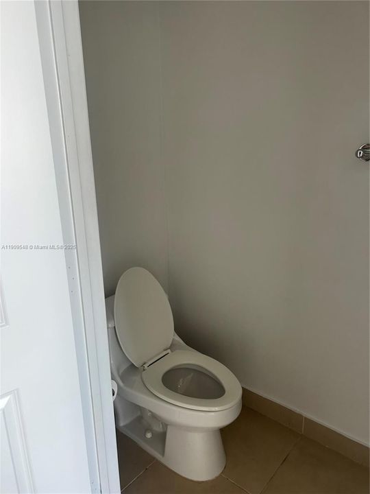 Active With Contract: $2,500 (1 beds, 1 baths, 780 Square Feet)