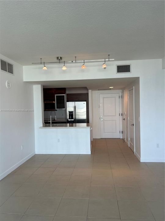 Active With Contract: $2,500 (1 beds, 1 baths, 780 Square Feet)