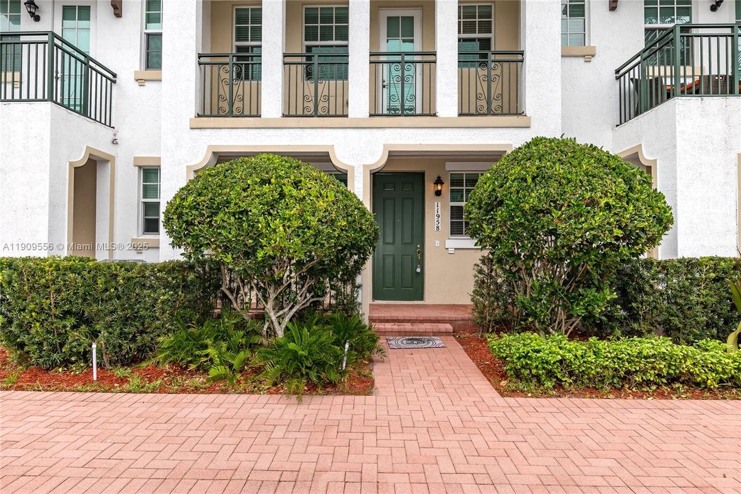 Active With Contract: $3,500 (3 beds, 3 baths, 1955 Square Feet)