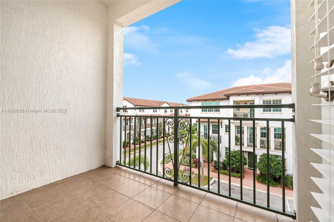 Active With Contract: $3,500 (3 beds, 3 baths, 1955 Square Feet)