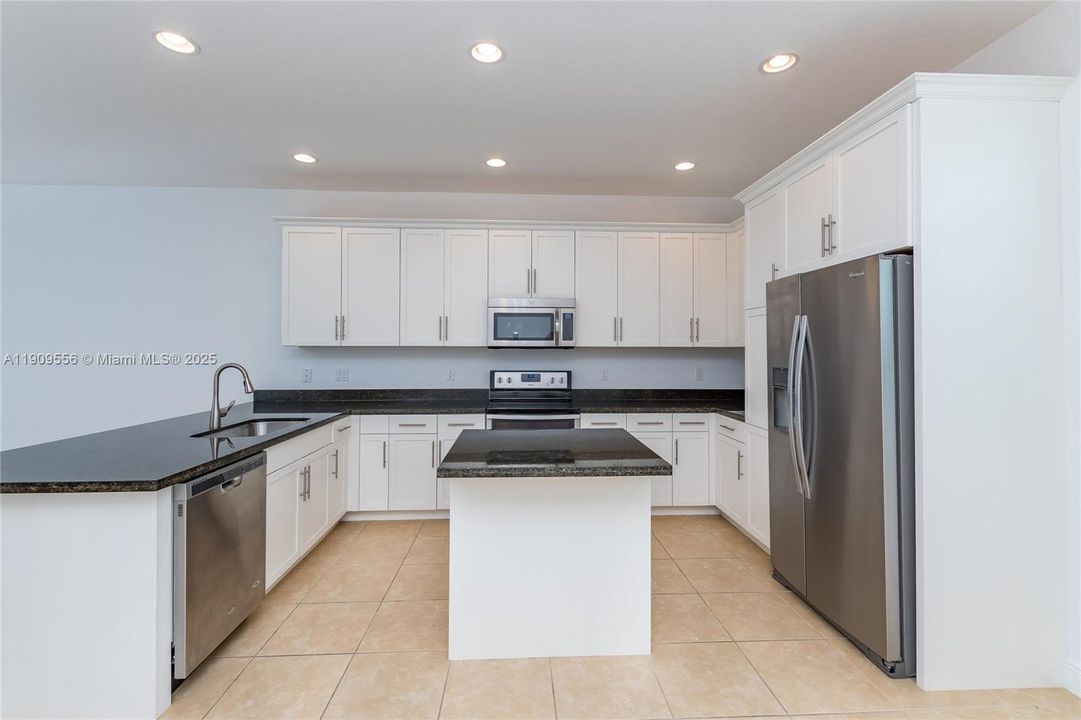 Active With Contract: $3,500 (3 beds, 3 baths, 1955 Square Feet)